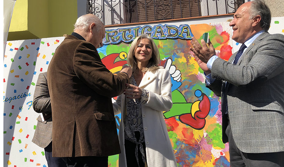 La consejera de Cultura y Patrimonio Histórico, Patricia del Pozo, recibe la Ortiga de Oro en Algeciras.